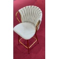 Silla de bar moderna en terciopelo con diseño dorado
