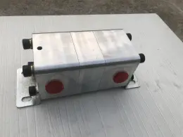 Hydraulic cylinder synchronous motor splitter