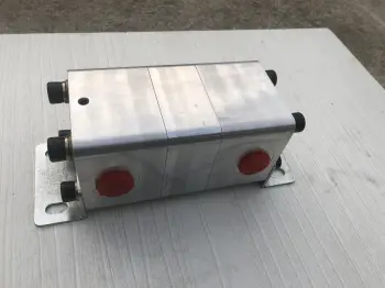 Hydraulic cylinder synchronous motor splitter