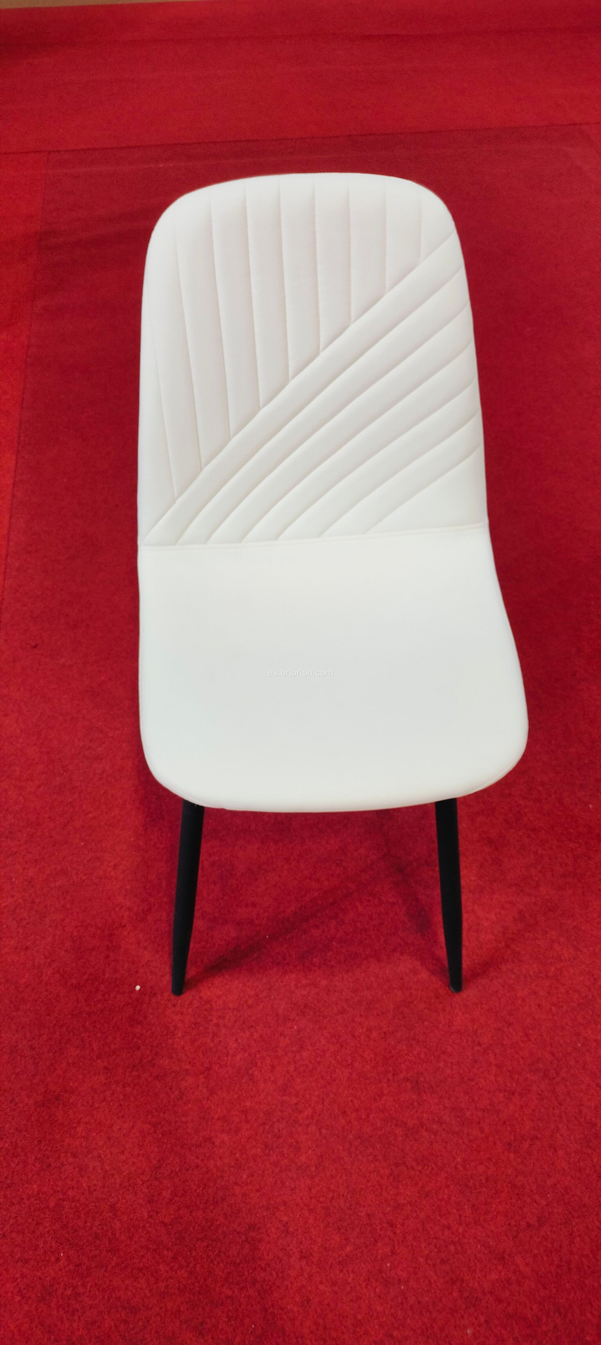 Silla de comedor PU moderna con patas de metal resistentes