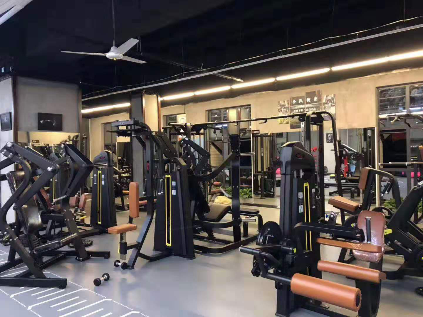 How do gym operators choose fitness equipment manufacturers?