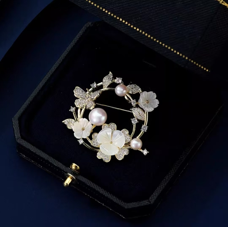 Pearl flower round brooch