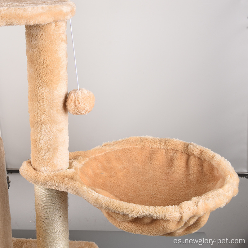 Cat Tree tiene un juguete rascado con una pelota