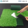 Memperbaiki gabungan rumput yang menghubungkan pita pelapis rumput buatan