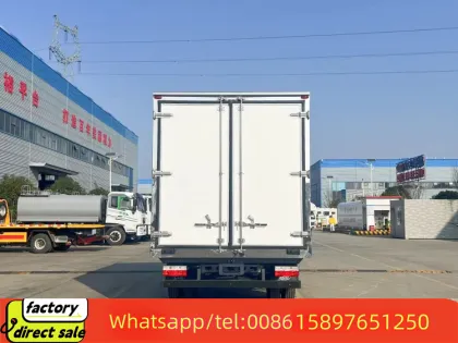 Dongfeng 4x2 Small Mobile Refrigerator Cooling Van for Sale