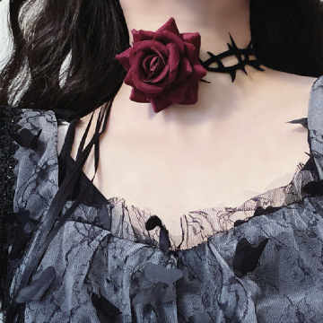 Collana vintage rosa di spina nera