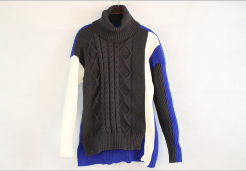 青と白のステッチタートルネックのセーター