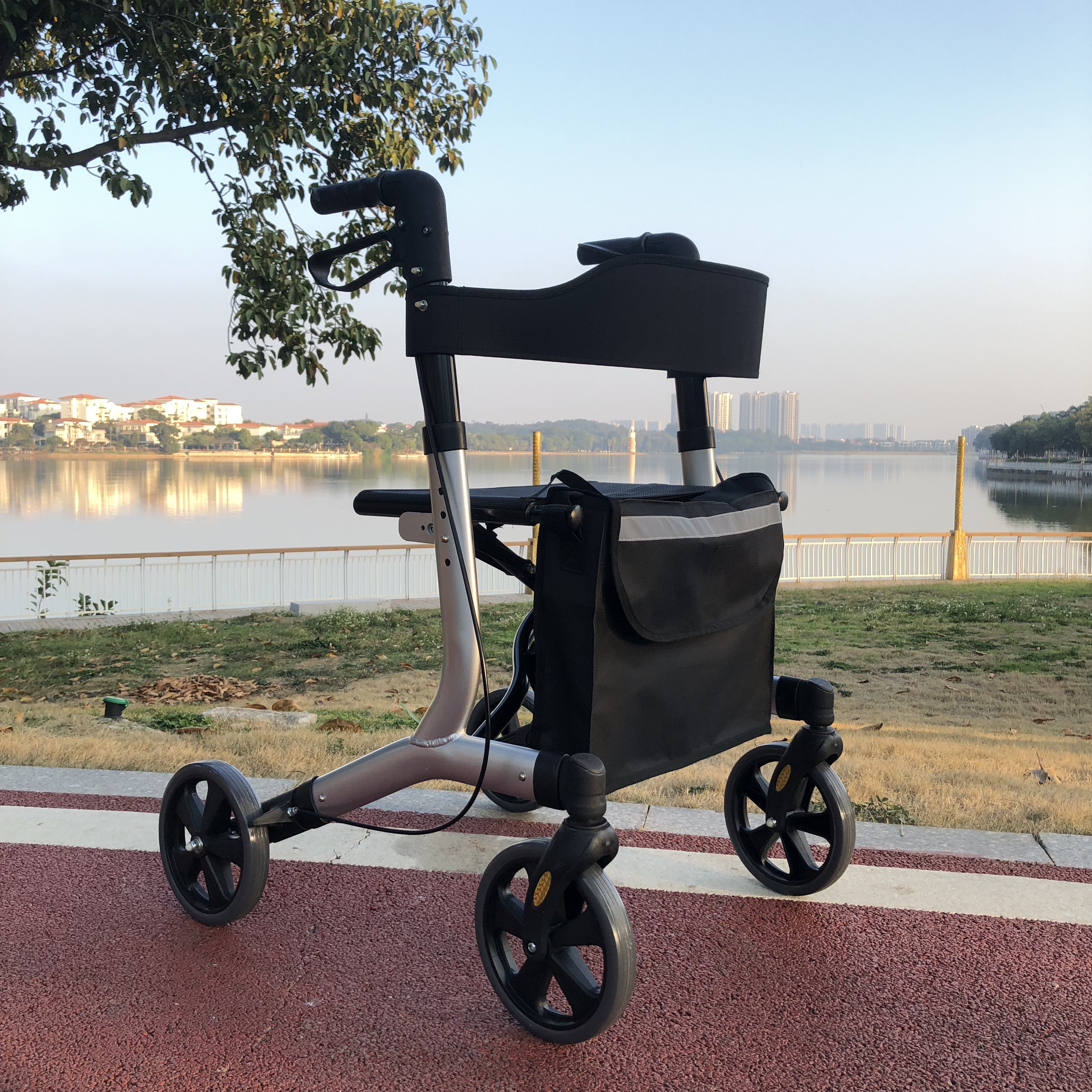 Atención médica Four Wheels Walker Medical Elder Walking Aids Aluminio Rollador plegable liviano con asiento