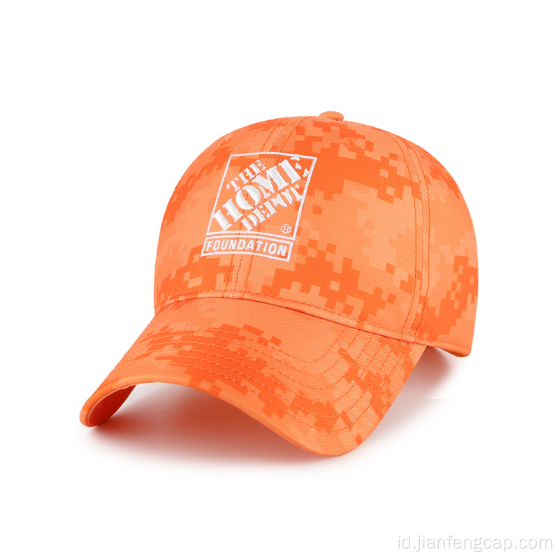 Topi outdoor camo digital oranye dengan sulaman sederhana