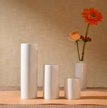 Vase blanc en céramique nordique pour décor et désherbage