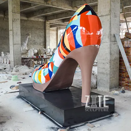 Fashion red fiberglass lady high heel shoe sculpture for shop mall decoration