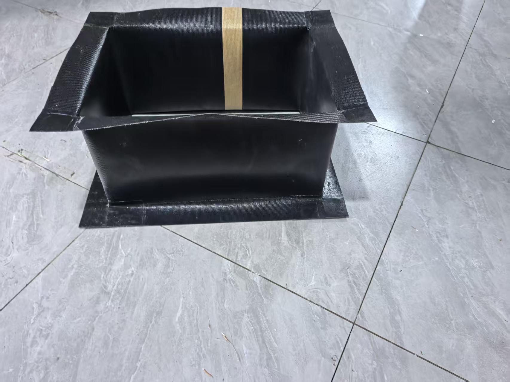 Тканевый компенсатор из ПТФЭ для химических перерабатывающих предприятий, работающих с агрессивными средами.