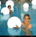 LED-Kugel im Pool