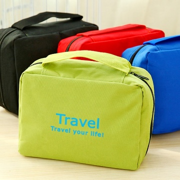 حقائب سفر صغيرة متعددة الألوان