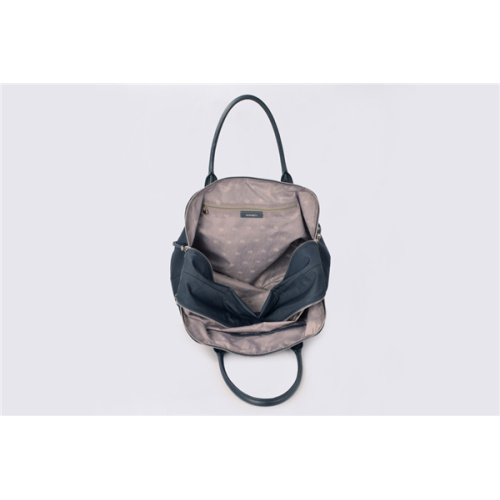 Bolso de compras negro de nylon con piel de becerro suave