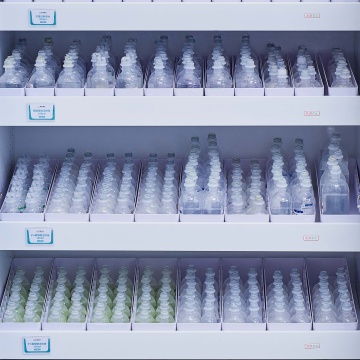 Caja de almacenamiento médico con divisor ajustable