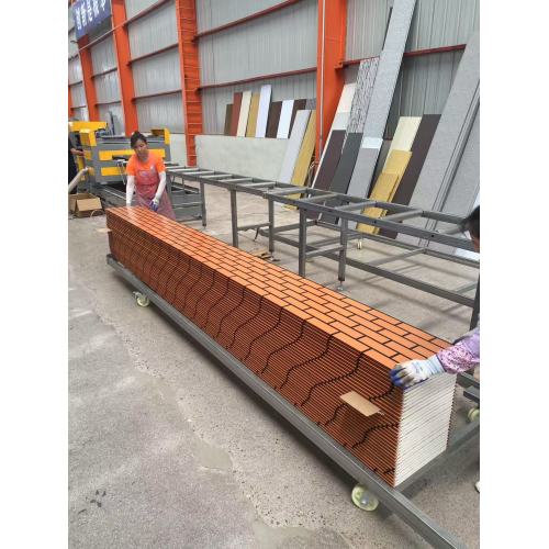 Painel esculpido em metal laranja com padrão de tijolo padrão e borda preta