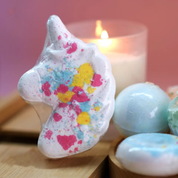 Bombes à bulles pétillantes avec des jouets coeur licorne
