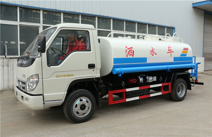 العلامة التجارية الجديدة رخيصة FOTON 5000litres مزرعة الري بالرش