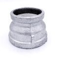 Conector de tubería galvanizado reducido con capa de plástico duradera