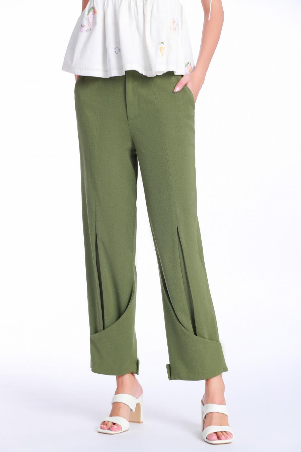 Pantaloni slim-fit con una gamba stretta