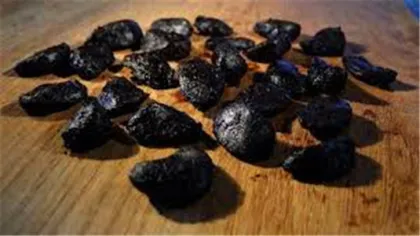 Sweet and sour taste -peeled black garlic