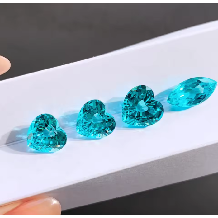 Ang hugis ng puso na asul na lab na lumago paraiba Sapphire