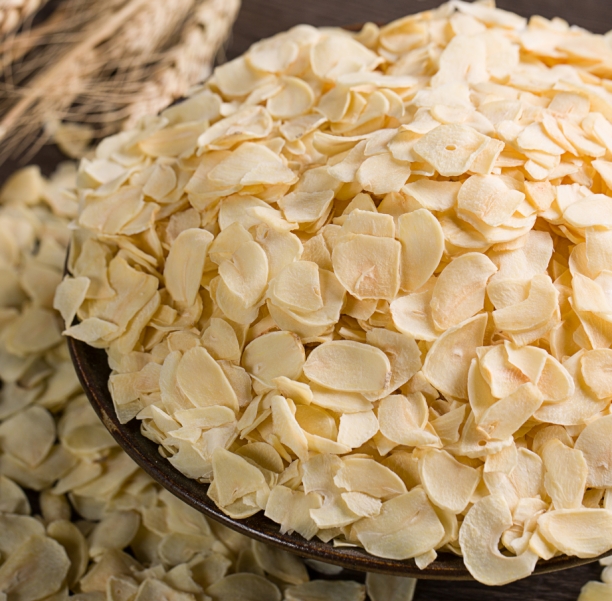 Air dry garlic flakes
