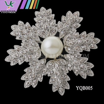 eight leaves artificial flower fashion brooch paved with rhinestones decored with big pearl
