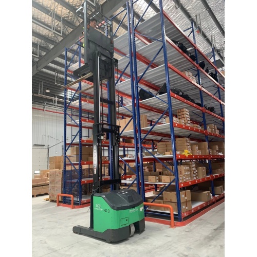 Empilhadeira Toyota para coleta de pedidos