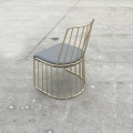 design simples de moda com cadeira dourada banhada a jantar