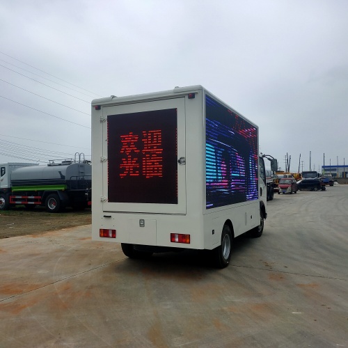 Экран мобильного цифрового рекламного щита.