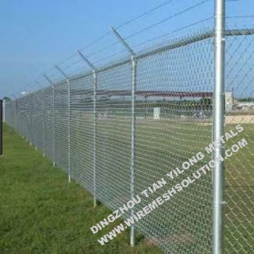 草地のための電流を通されたチェーンリンク柵のゲート