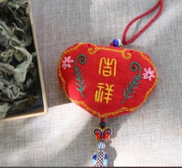 High-Quality Jixiang Lock Hook Needles and Artemisia Leaf Fragrant Bags: Chinese Style Aromatherapy Accessories
