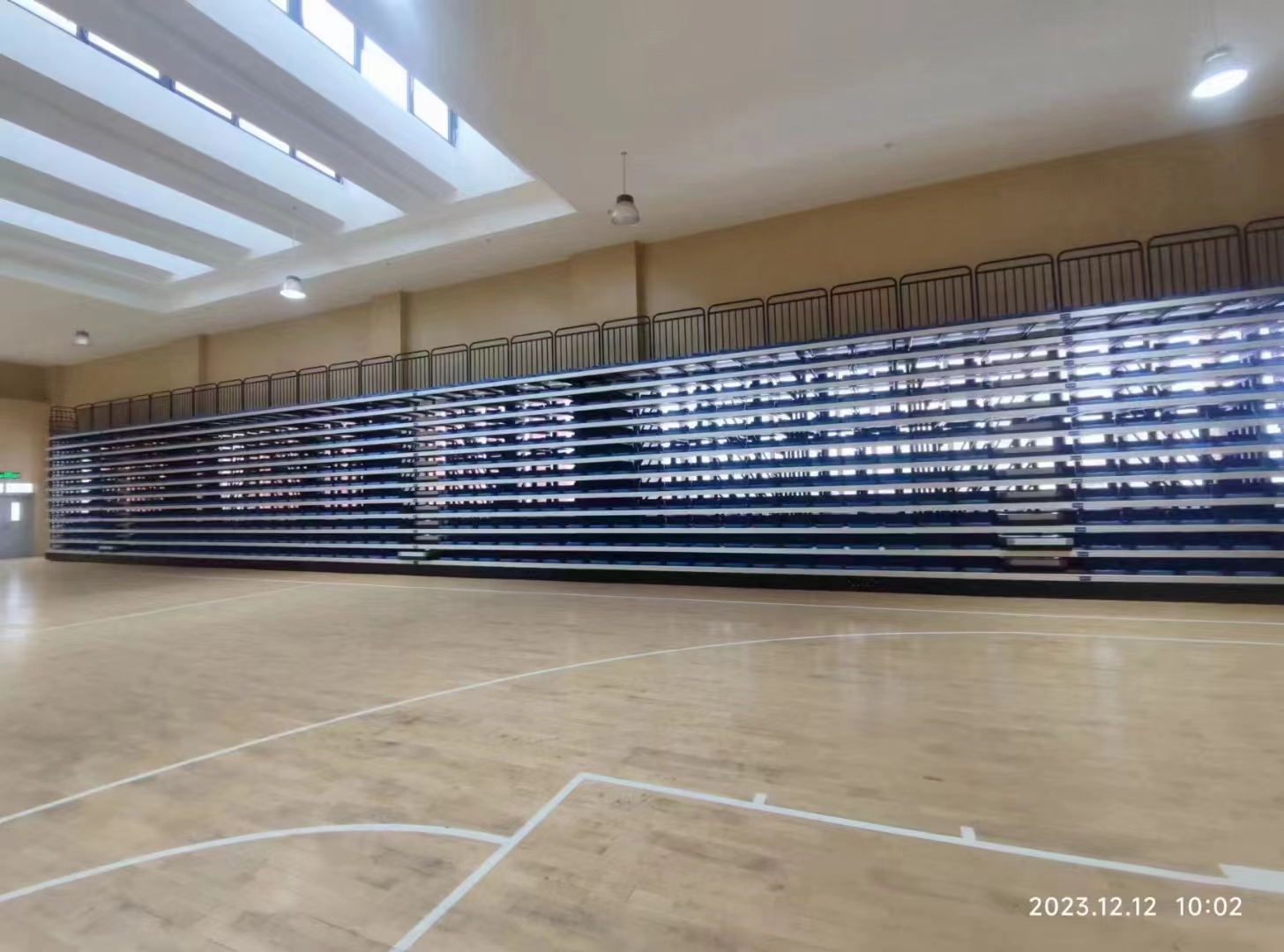 Electrical telescopic bleacher seat