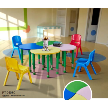 Les bureaux et les chaises des enfants réglables de l&#39;école