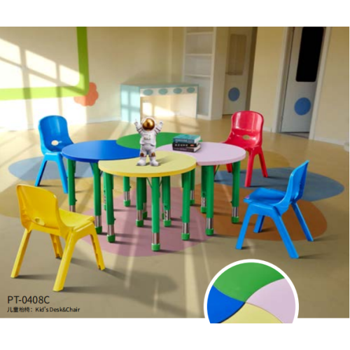 Les bureaux et les chaises des enfants réglables de l'école