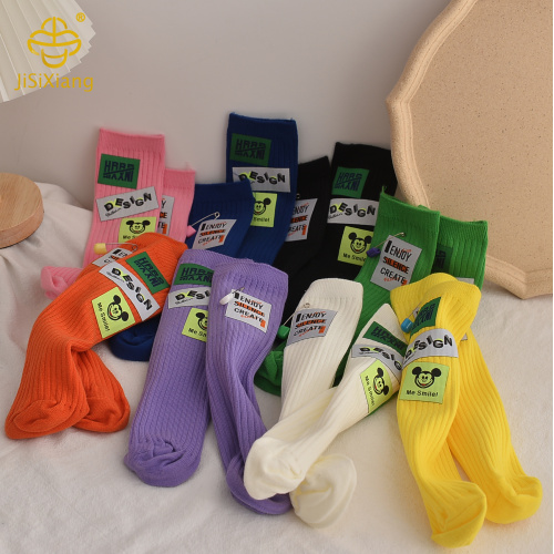 한국 만화 천 로고 컬러 스트라이프 중간 양말