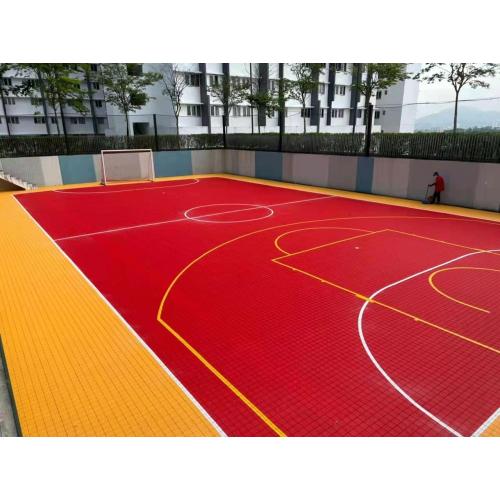 Canchas de baloncesto en el patio trasero residencial al aire libre