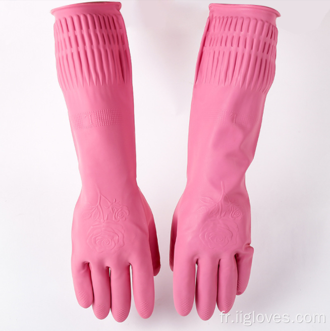 Buanderie domestique lavant la vaisselle des gants imperméables