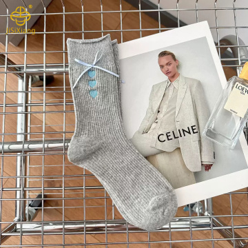 블루 리본 활을 곁들인 한국 자수 하트 양말