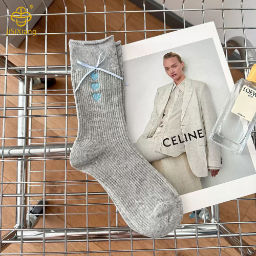 블루 리본 활을 곁들인 한국 자수 하트 양말