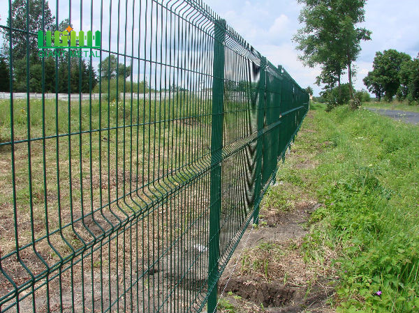 Welded triangle bend fence