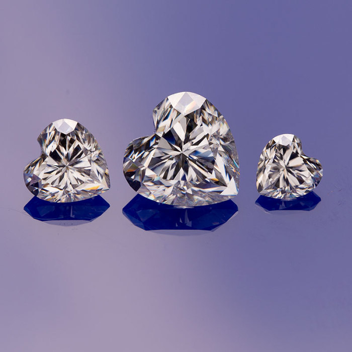 เพชร Moissanite สีขาวรูปหัวใจตัดด้วยมือขนาด 10 × 10 มม