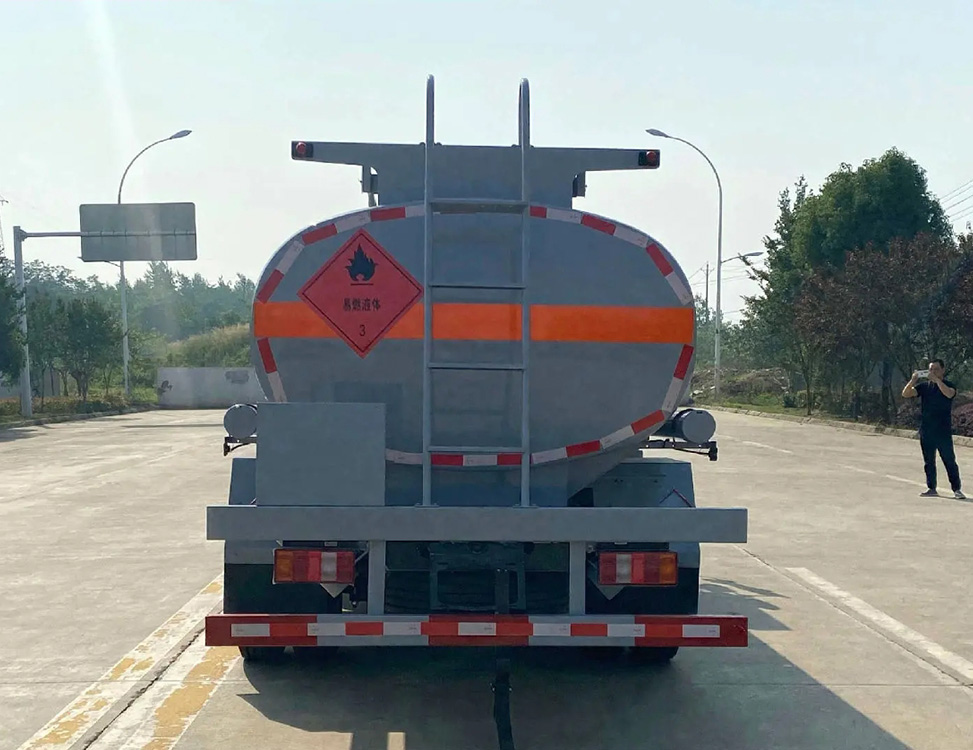 SINOTRUCK HOWO 6,000 litres Fuel Transport Tank Truck