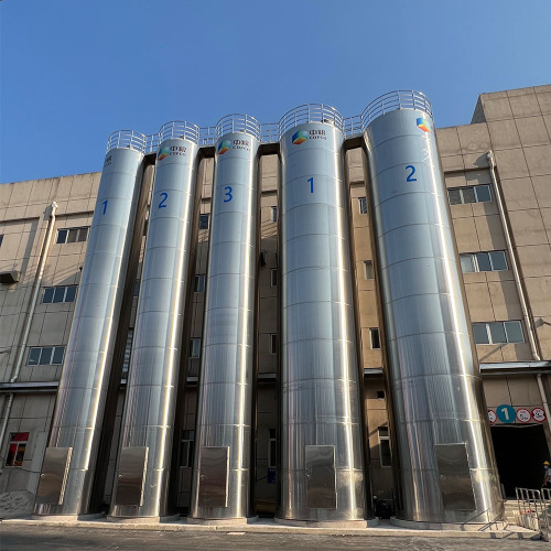 Silo penyimpanan bahan baku luar ruangan besar