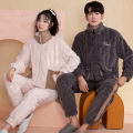 Les pyjamas de couples gardent au chaud en hiver