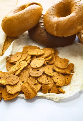 Delicious Bagel Chips: Chocolate, Honey, and Garlic Flavors
