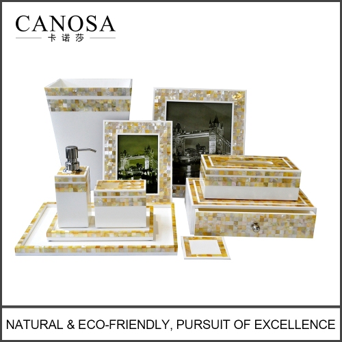 Set di accessori da bagno a mosaico con guscio dorato