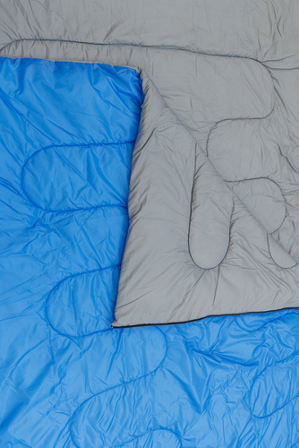 Sac de couchage de camping en nylon à double taille.